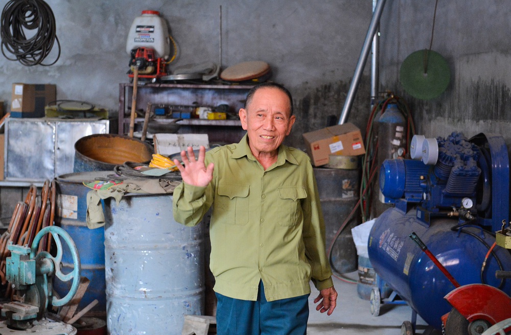 Gặp người đàn ông 11 vợ, từng là đại gia một thời ở Hà Nội: Sử dụng 10 điện thoại với 20 cái sim-5