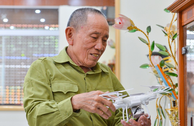 Gặp người đàn ông 11 vợ, từng là đại gia một thời ở Hà Nội: Sử dụng 10 điện thoại với 20 cái sim-7