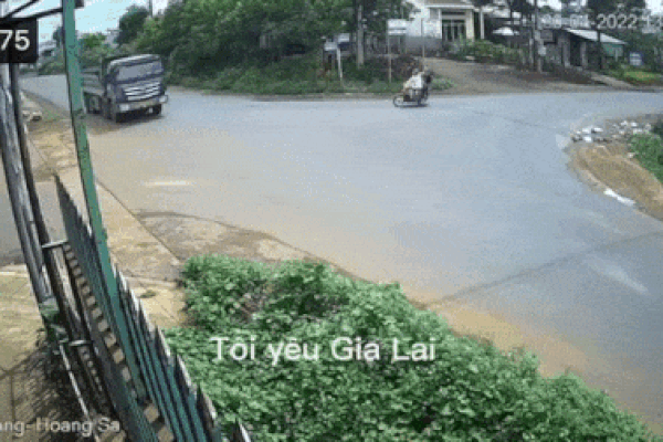Clip: Đánh lái tránh va chạm, xe tải chở cát đè trúng 2 xe máy-1
