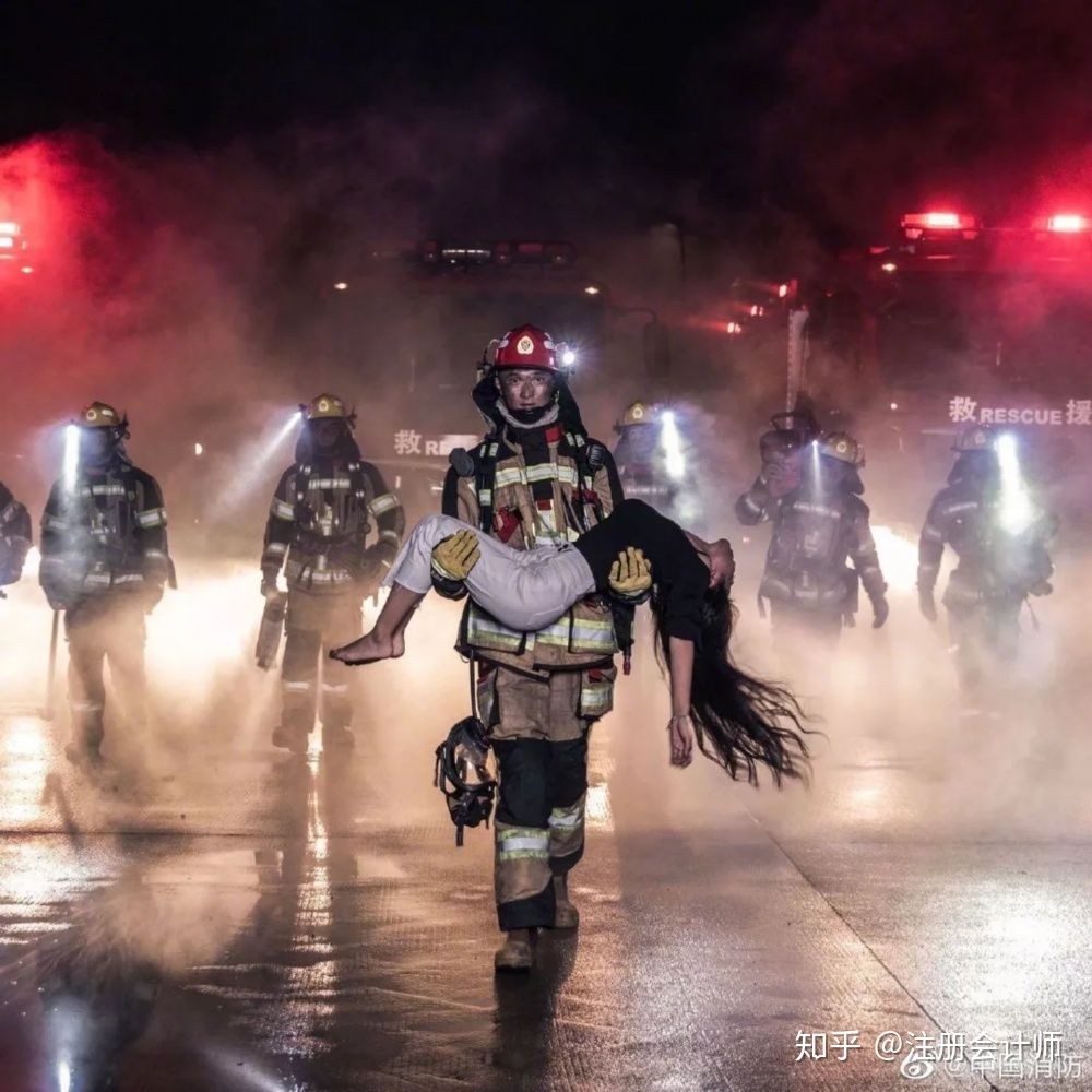 Thực hư câu chuyện tình yêu đang gây sốt: Lính cứu hoả thành công cứu cô gái trẻ khỏi vụ hoả hoạn, 3 năm sau nên duyên vợ chồng-2