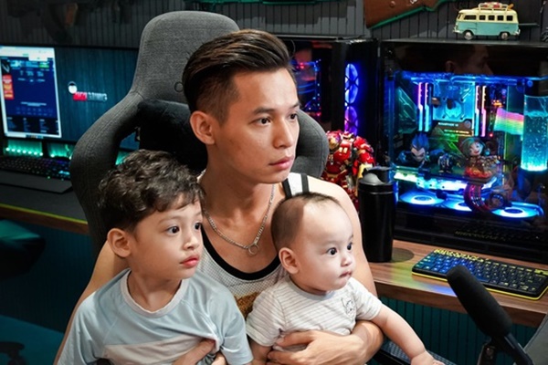 Đi shopping cùng mẹ, bé gái dở khóc dở cười vì bất đắc dĩ trở thành con của ma-nơ-canh-2