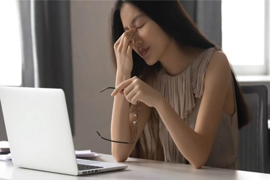 Người phụ nữ đột nhiên ngứa và tiết dịch trắng ở mắt, bác sĩ gắp ra rất nhiều sinh vật bò lồm ngồm chỉ vì sai lầm khi trang điểm nhiều chị em mắc phải
