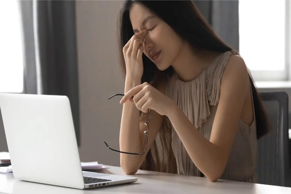 Người phụ nữ đột nhiên ngứa và tiết dịch trắng ở mắt, bác sĩ gắp ra rất nhiều sinh vật bò lồm ngồm chỉ vì sai lầm khi trang điểm nhiều chị em mắc phải-1