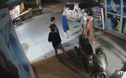 Danh tính Phó trưởng Công an phường tát cháy má người phụ nữ lúc nửa đêm, được 1 bác sĩ nhờ giúp đỡ?-1