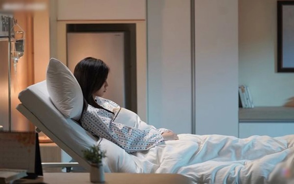 Người phụ nữ đột nhiên ngứa và tiết dịch trắng ở mắt, bác sĩ gắp ra rất nhiều sinh vật bò lồm ngồm chỉ vì sai lầm khi trang điểm nhiều chị em mắc phải-2