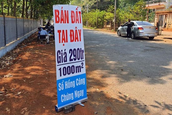 Chỉ sau một cú điện thoại của 'cò', giá đất bị thổi thêm 4 triệu đồng/m2
