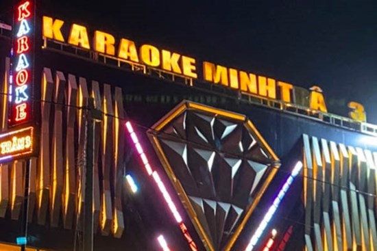 Quản lý quán karaoke bắt nhốt, đánh đập rồi chở khách ra bỏ ở bãi đất trống