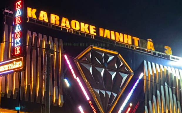 Quản lý quán karaoke bắt nhốt, đánh đập rồi chở khách ra bỏ ở bãi đất trống-1