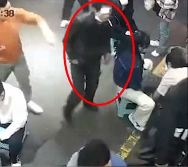 Cô gái hốt hoảng chạy vào quán ăn vì bị bám đuôi, hành động của chủ quán được dân mạng tặng cơn mưa lời khen-4