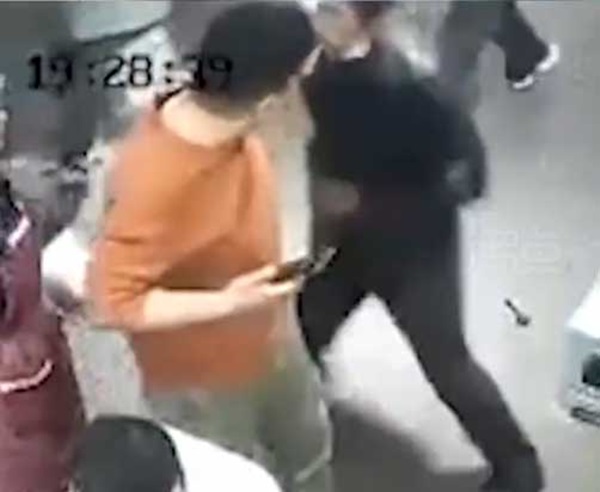 Cô gái hốt hoảng chạy vào quán ăn vì bị bám đuôi, hành động của chủ quán được dân mạng tặng cơn mưa lời khen-5