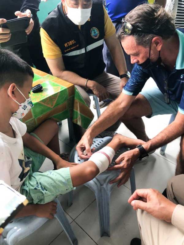 Bị cá mập tấn công, cậu bé sống sót nhờ nhanh trí làm 1 việc nhiều người lớn không biết-1