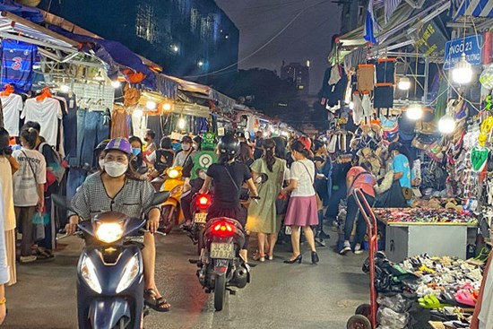 “Siêu chợ” Nhà Xanh trở lại thời hoàng kim, biển người mua sắm tắc đường