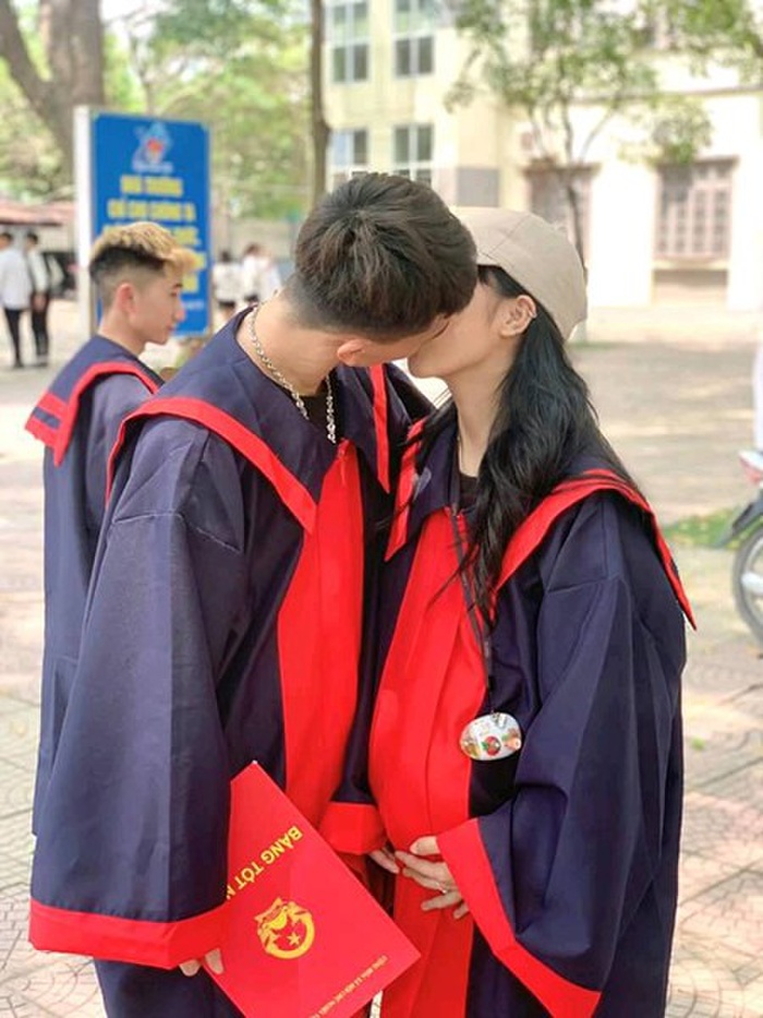 Cặp đôi gây tranh cãi kịch liệt khi khoe ảnh tốt nghiệp cấp 3 khi đang mang bầu, chính chủ nói gì?-2