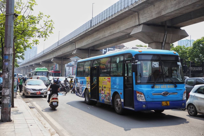 Hà Nội: Va chạm với ô tô rồi ngã xuống, nam thanh niên bị xe buýt cán tử vong trên đường Nguyễn Trãi-1