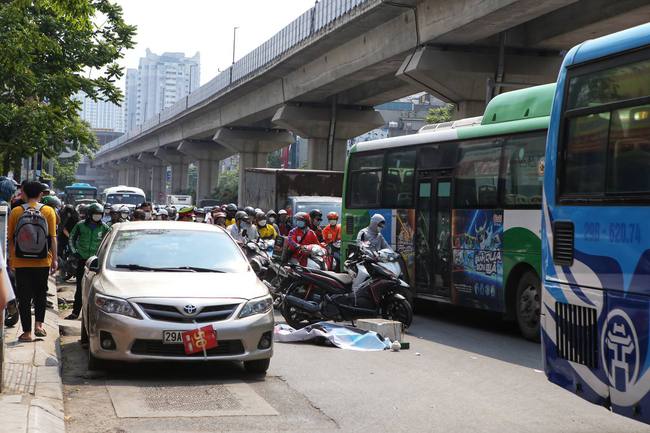 Hà Nội: Va chạm với ô tô rồi ngã xuống, nam thanh niên bị xe buýt cán tử vong trên đường Nguyễn Trãi-2