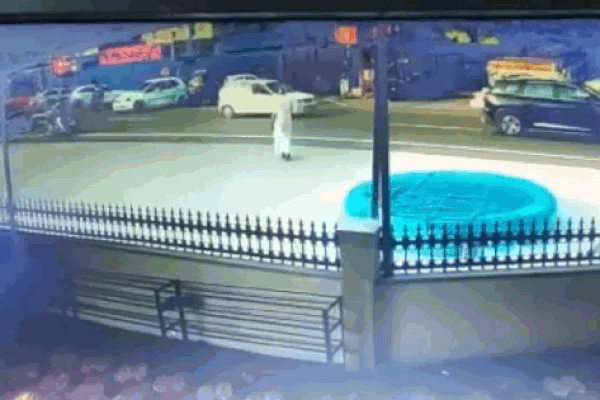 Xe con chạy quá tốc độ lao xuống giếng sâu 15m, 4 người thoát chết kỳ diệu