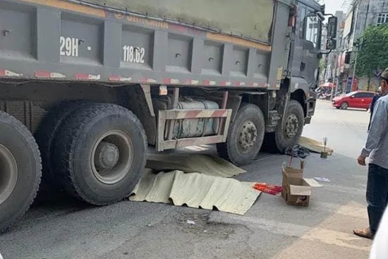 Hà Nội: 3 mẹ con tử vong thương tâm sau va chạm với xe tải