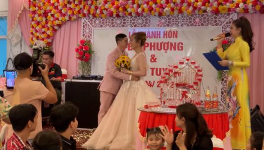 Đám cưới độc lạ nhất Việt Nam: Chú rể mang bầu 3 tháng-2