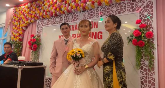 Đám cưới độc lạ nhất Việt Nam: Chú rể mang bầu 3 tháng-3