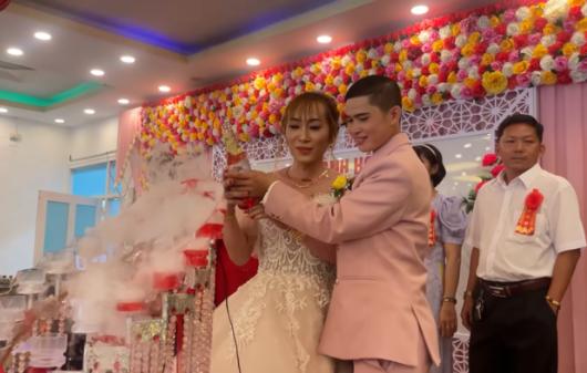 Đám cưới độc lạ nhất Việt Nam: Chú rể mang bầu 3 tháng-10