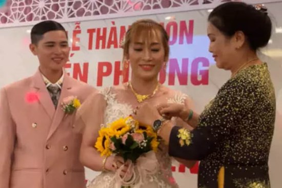 Đám cưới độc lạ nhất Việt Nam: Chú rể mang bầu 3 tháng