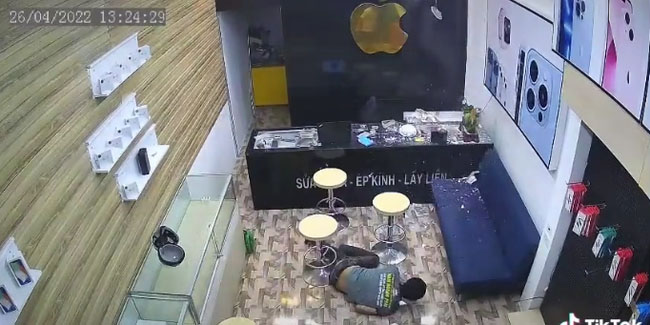 Trần nhà bất ngờ rung lắc dữ dội rồi rơi xuống từng mảng kèm theo một... nam thanh niên xuyên không khiến 2 bố con hoảng loạn-1