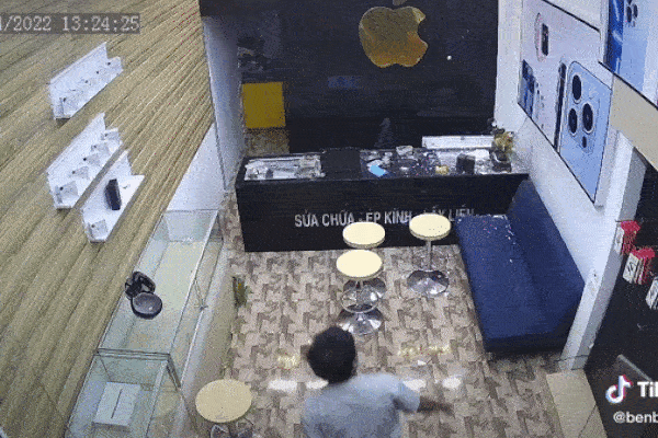 Trần nhà bất ngờ rung lắc dữ dội rồi rơi xuống từng mảng kèm theo một... nam thanh niên