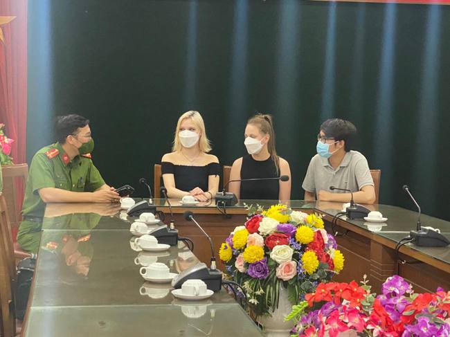 Công an trao lại tài sản bị mất cho 2 nữ du khách Nga ở Hà Nội-1