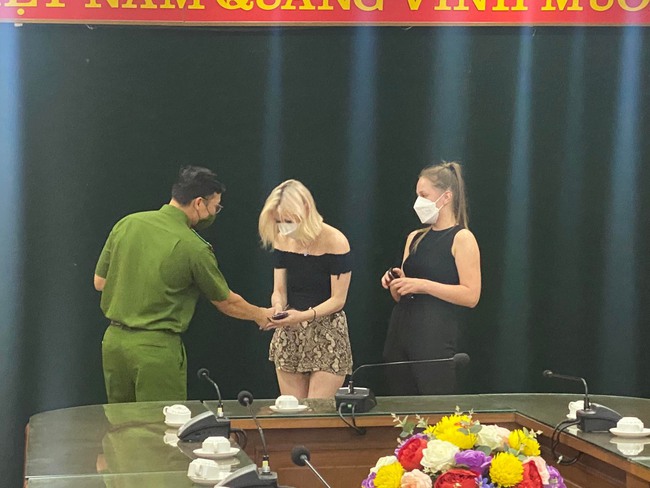 Công an trao lại tài sản bị mất cho 2 nữ du khách Nga ở Hà Nội-2