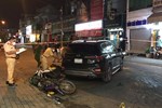 Nhân chứng vụ ô tô điên” tông hàng loạt xe máy ở TP.HCM: Tài xế gây tai nạn quỳ xuống lạy, xin người dân đừng đánh rồi lẩn mất-2