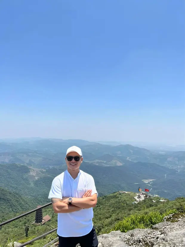 Netizen soi ra Chu Thanh Huyền đi du lịch cùng Quang Hải, còn mặc đồ đôi với mẹ bạn trai-2