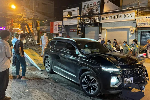 Vụ xe điên tông 10 xe máy, người bị thương nằm la liệt ở TP.HCM: Camera ghi lại toàn bộ khoảnh khắc kinh hoàng-2