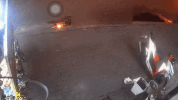 Vụ xe điên tông 10 xe máy, người bị thương nằm la liệt ở TP.HCM: Camera ghi lại toàn bộ khoảnh khắc kinh hoàng-1