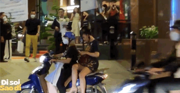 Bắt gặp MC Hoàng Oanh tự lái xe máy rời sự kiện, hình ảnh giản dị đến bất ngờ hậu ly hôn!-2