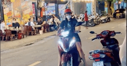 Bắt gặp MC Hoàng Oanh tự lái xe máy rời sự kiện, hình ảnh giản dị đến bất ngờ hậu ly hôn!-1