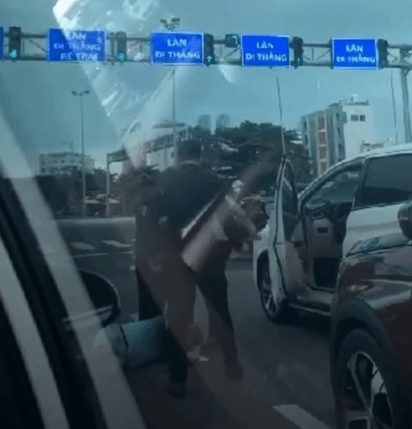 Bắt khẩn cấp đối tượng đánh tài xế grab dã man sau va chạm giao thông-3