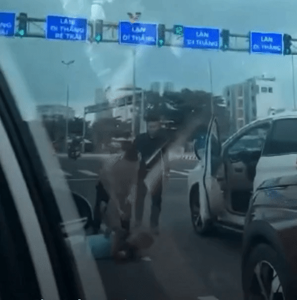 Bắt khẩn cấp đối tượng đánh tài xế grab dã man sau va chạm giao thông-2