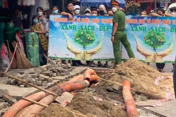 Truy tố người mẹ canh giữ cho chồng hờ” hiếp dâm con gái-1