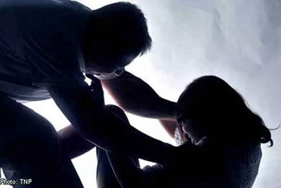 Truy tố người mẹ canh giữ cho “chồng hờ” hiếp dâm con gái