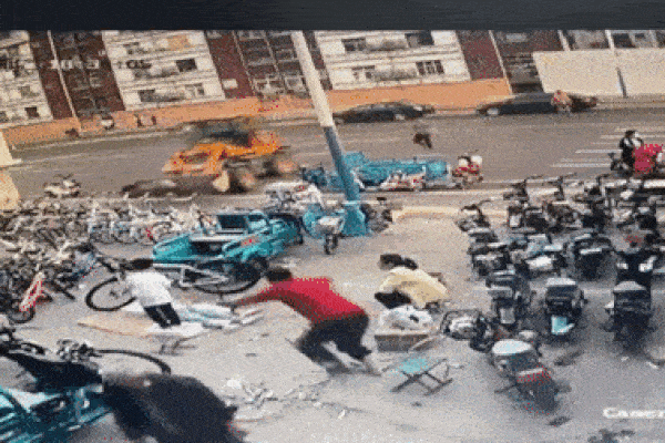 Người mẹ phản xạ siêu phàm cứu con trai rơi khỏi sofa-1