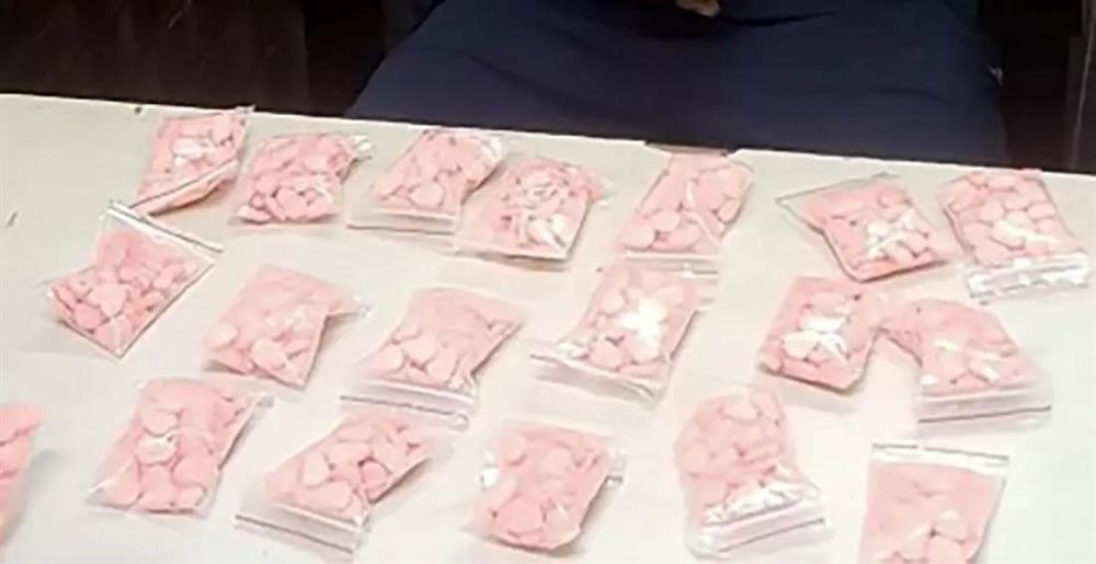 Dùng xe đạp chở 1.000 viên ma tuý ngụy trang dưới bó rau-3