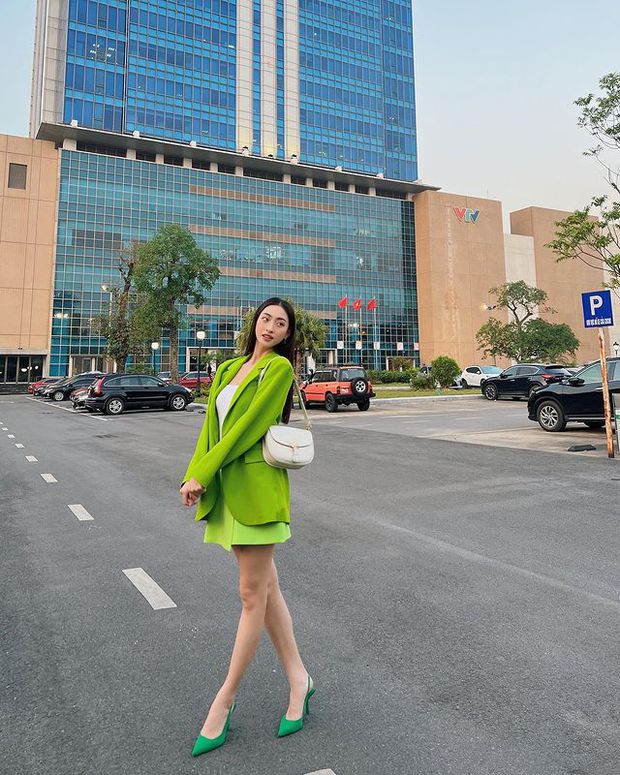 Để Lương Thùy Linh giúp bạn vượt nỗi sợ sắm váy áo màu xanh nõn chuối với cách phối đồ cực cao tay-4