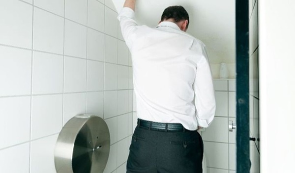 Người đàn ông đột nhiên nôn ra máu, đi ngoài phân đen vì mắc ung thư dạ dày do 3 thói quen khi làm việc của nhiều người-1