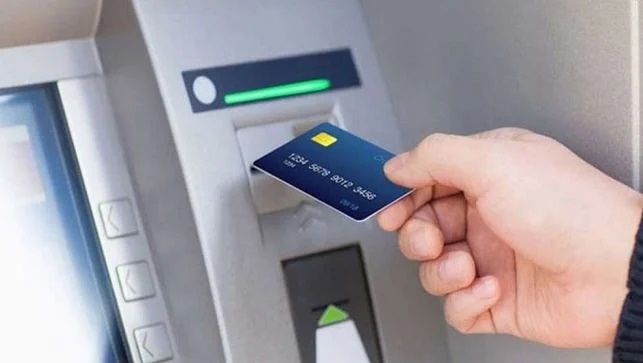 Máy ATM nuốt thẻ: Làm ngay 3 việc để lấy lại nhanh chóng-1
