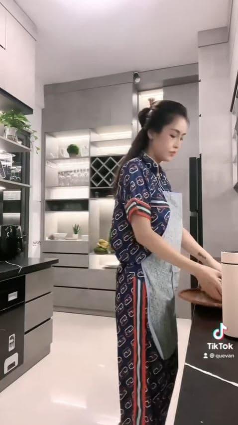 Quế Vân hiếm hoi khoe không gian sang trọng trong căn nhà tiền tỷ, dân tình bất ngờ trước độ hoành tráng-1