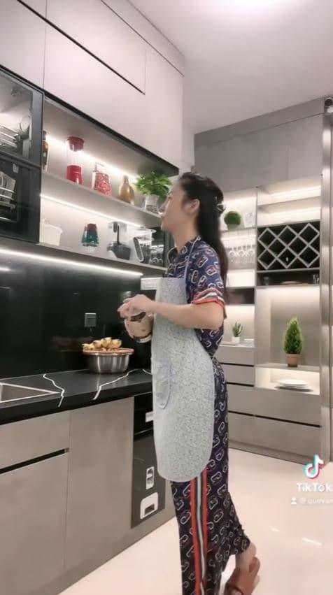 Quế Vân hiếm hoi khoe không gian sang trọng trong căn nhà tiền tỷ, dân tình bất ngờ trước độ hoành tráng-3