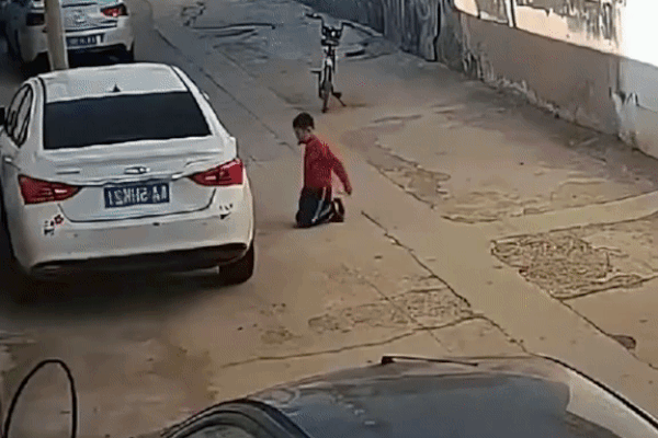 Mải mê gặm bánh mì, bé trai ngã sõng soài làm xước chiếc ô tô: Chủ xe check camera đang bực tức bỗng tha thứ, còn khen cậu bé quá giỏi