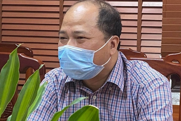 Mải ngồi lướt điện thoại, cô gái bị quạt trần rơi trúng người-1