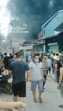 NÓNG: Cháy lớn 3 xưởng khẩu trang ở Bắc Ninh, cột khói đen ngòm bốc cao hàng chục mét-1