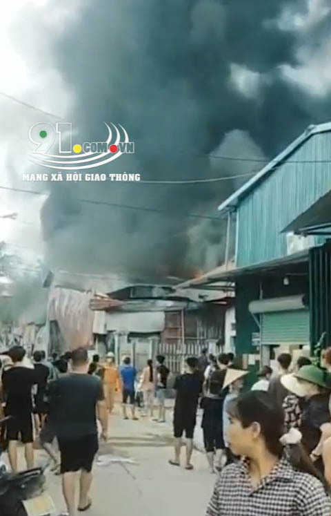 NÓNG: Cháy lớn 3 xưởng khẩu trang ở Bắc Ninh, cột khói đen ngòm bốc cao hàng chục mét-2